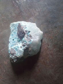 这是在非洲刚果 金 铜矿山区挖到的,通透性很好 不知是否是某种宝石